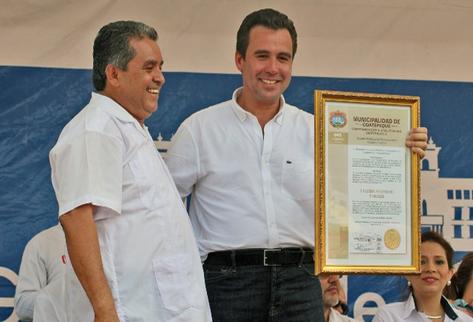 El ministro de Comunicaciones, Alejandro Sinibaldi inauguró este viernes el proyecto de un tramo carretero en Coatepeque, Quetzaltenango. (Foto Prensa Libre: Alexander Coyoy)