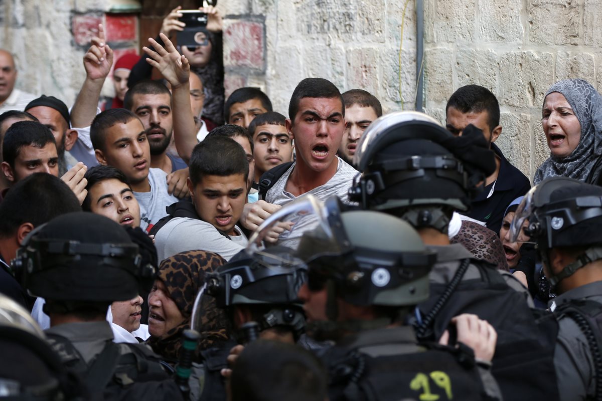 Palestinos y guardias israelíes se enfrentan en la Explanada de las Mezquitas, lugar santo musulmán que es objeto de disputas. (AFP)