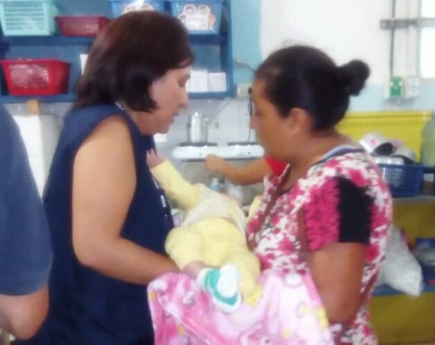 La menor es entregada por personal de la PGN de Coatepeque, Quetzaltenango a la abuela materna. (Foto Prensa Libre: Cortesía)