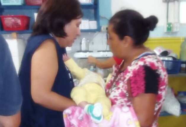La menor es entregada por personal de la PGN de Coatepeque, Quetzaltenango a la abuela materna. (Foto Prensa Libre: Cortesía)