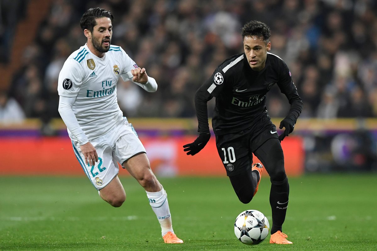 El brasileño Neymar conduce la pelota frente a Isco Alarcón.