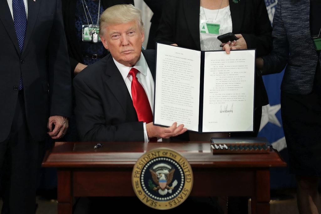 El presidente Donald Trump muestra la firma del aprobación del muro. (Foto Prensa Libre: EFE)