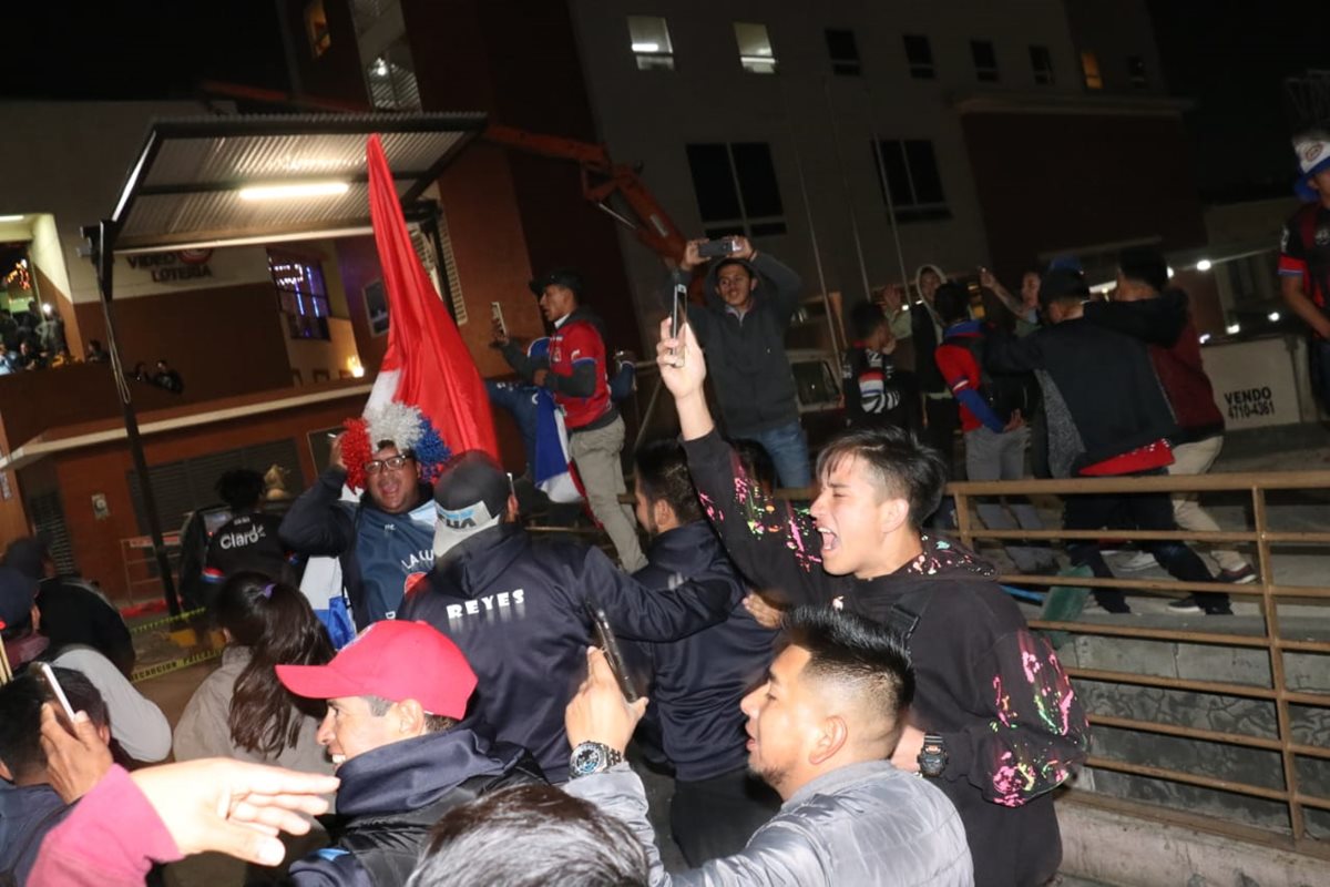Un grupo de 300 aficionados acudió a las afueras del hotel de concentración de los cremas con sus tambores, cánticos y pirotecnia. (Foto Prensa Libre: Raúl Juárez)
