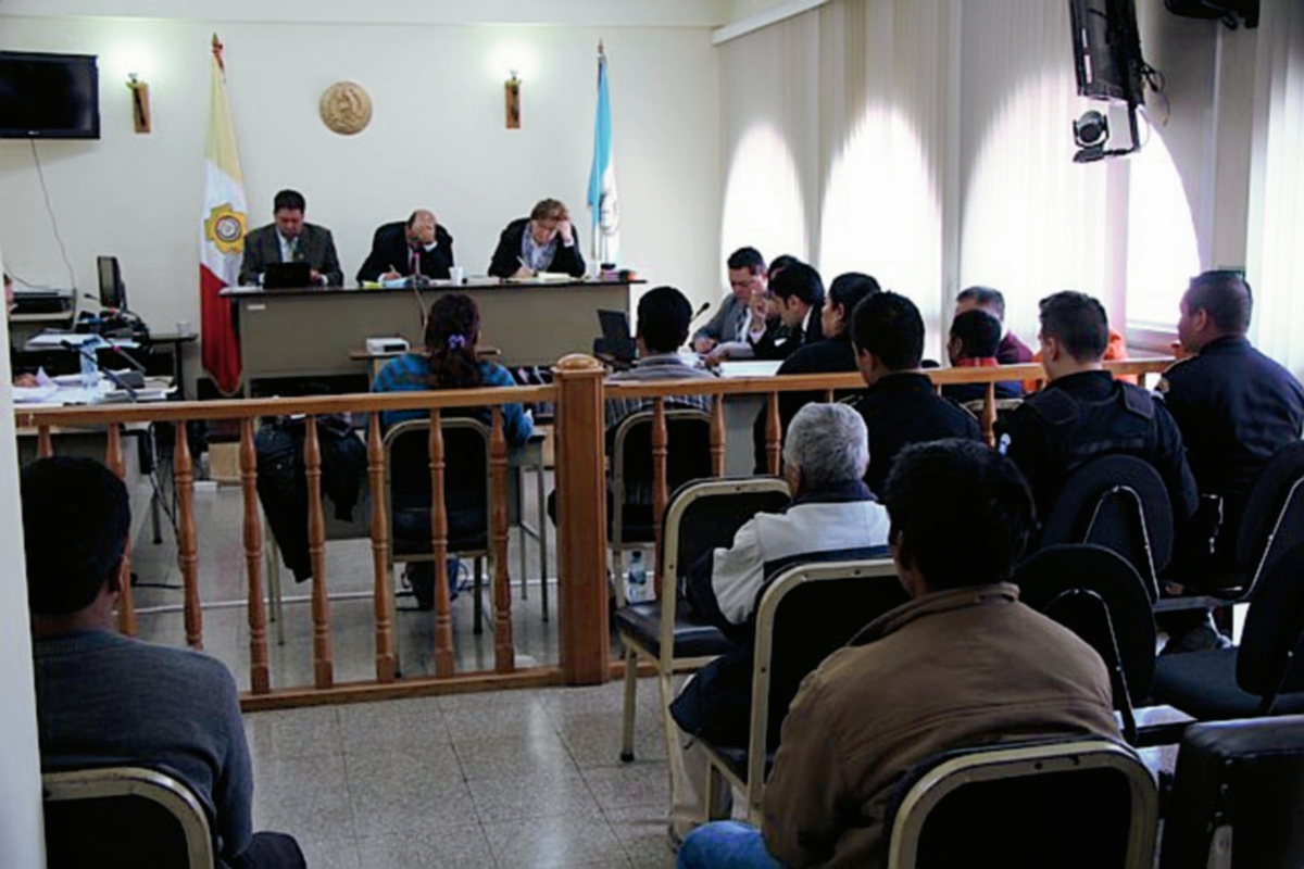 Autoridades comunales  son enjuiciadas en el Tribunal  de Sentencia Penal de Totonicapán por el linchamiento de un hombre. (Foto Prensa Libre: Edgar Domínguez)
