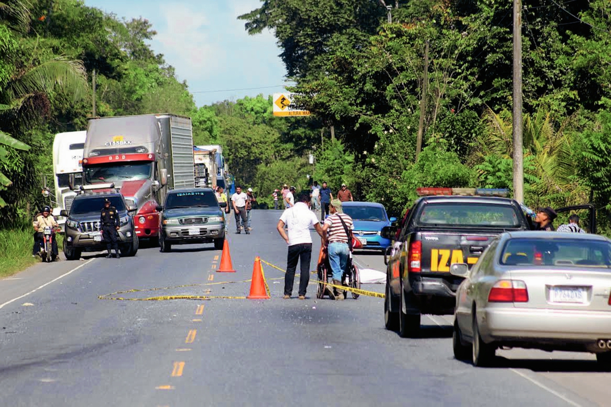 Lugar donde murió en un accidente de tránsito el abogado Rafael Antonio López, en Morales, Izabal. (Foto Prensa Libre: Edwin Perdomo)