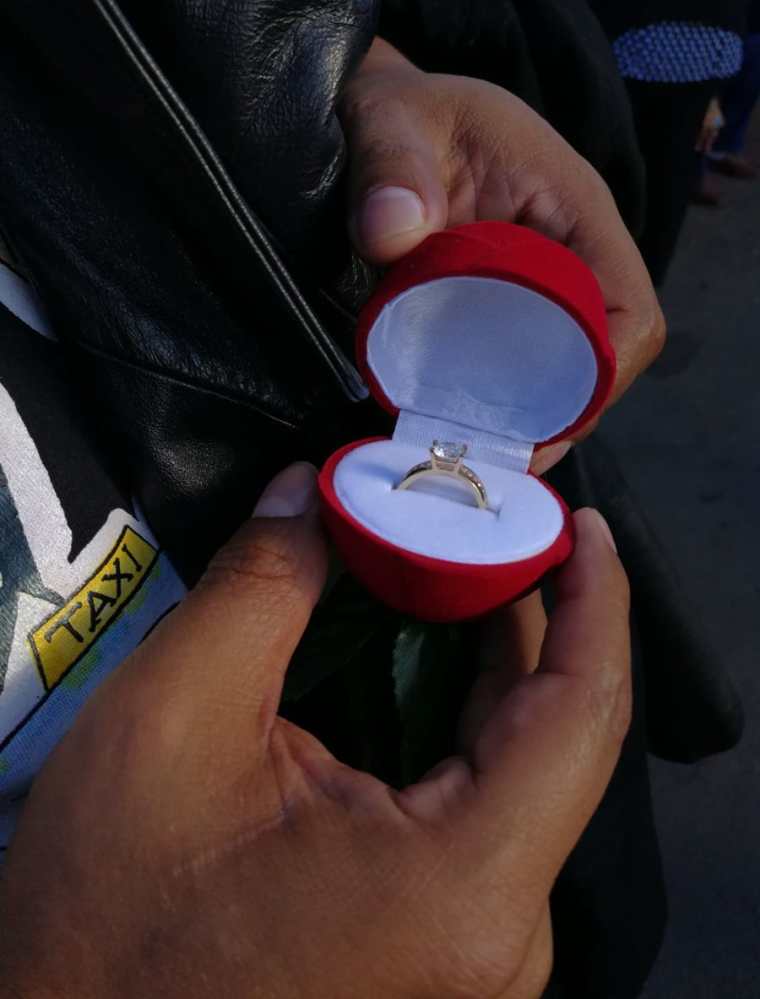 Este misterioso fan de Arjona se proponía a pedirle matrimonio a su novia en el concierto del domingo. (Foto Prensa Libre: Anna Lucía Ibarra).