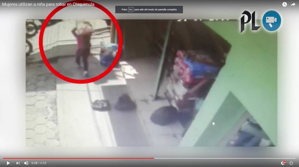 Una niña corre con producto robado de un comercio en la cabecera de Chiquimula. (Foto Prensa Libre: Edwin Paxtor)