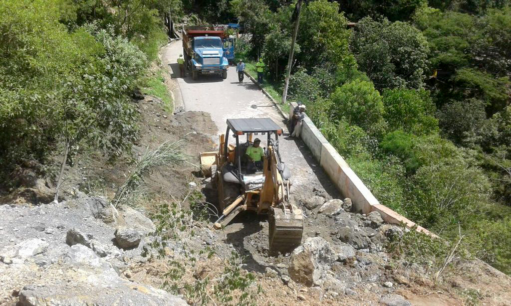 Carretera de Huehuetenango bloqueada por derrumbe.