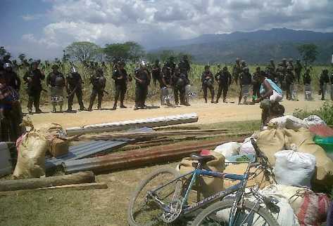 Agentes de la PNC participaron durante cuatro días en el desalojo de varias familias en terrenos de un ingenio del área del Polochic, en marzo del 2011.