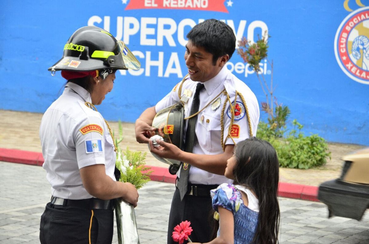 Carlos Raúl Aguilar preparó, junto a sus compañeros de la Estación de Bomberos Voluntarios en Xela, la petición de matrimonio a Marina Nolasco. (Foto, Prensa Libre: Stereo 100)