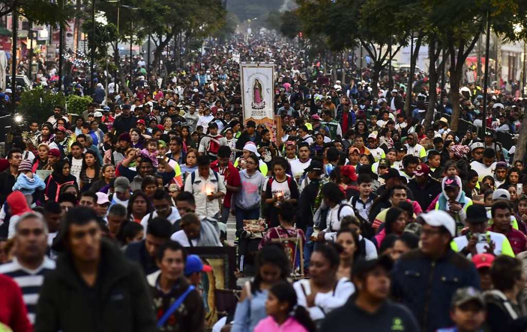 Miles de peregrinos se acercan a la Basílica de Guadalupe ubicada al pie del Cerro del Tepeyac