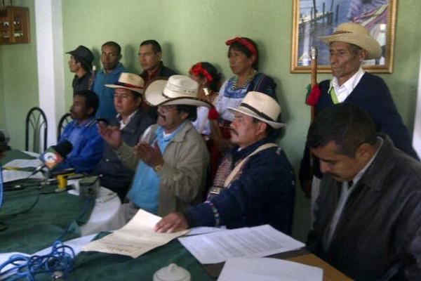 Líderes comunitarios y alcaldes auxiliares de Tectitán brindan conferencia de prensa para mostrar su rechazo a la minería y destacamentos militares. (Foto Prensa Libre: Mike Castillo)<br _mce_bogus="1"/>