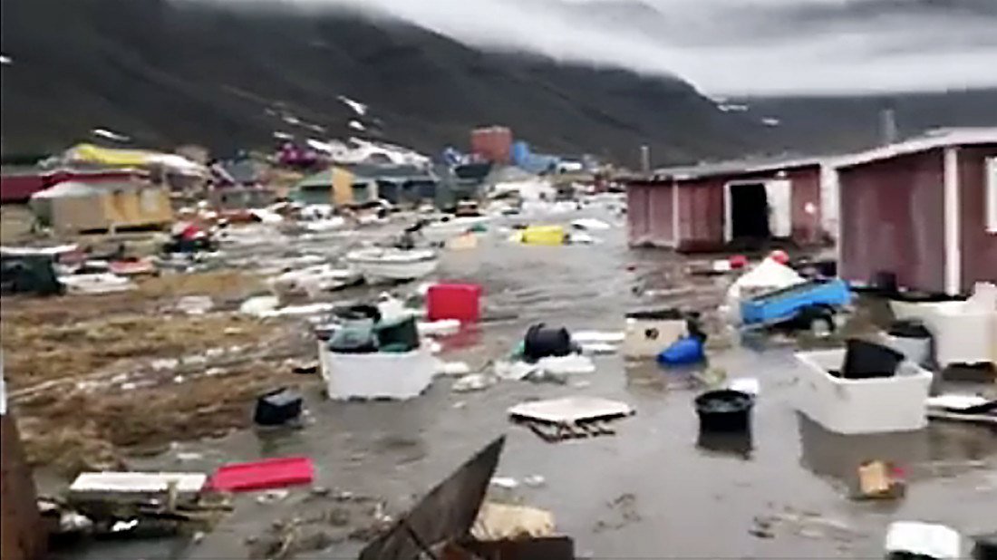 Familias fueron evacuadas luego de que olas gigantes azotaran la costa oeste de Groenlandia.(Foto Prensa Libre: EFE)