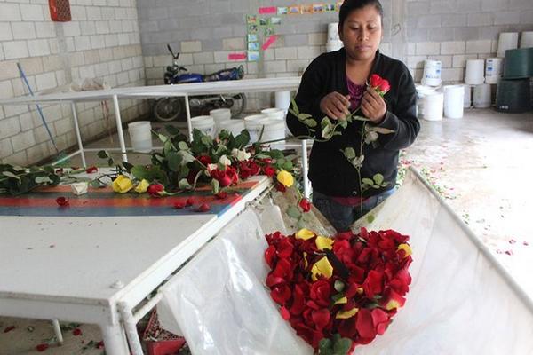 Manuela de Jesús Par elabora los ramos de rosas, de 24 unidades cada uno. (Foto Prensa Libre: José Rosales)