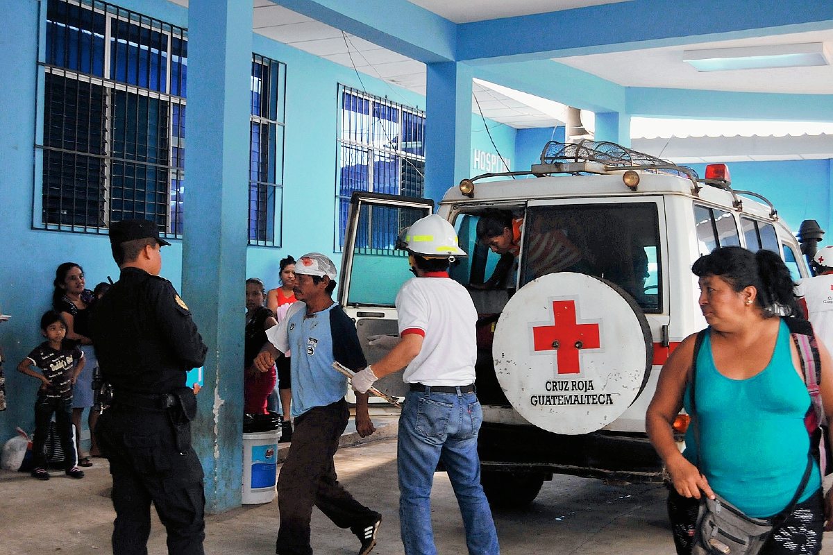 Los heridos fueron trasladados al Hospital Regional de Coatepeque. (Foto Prensa Libre: Alexánder Coyoy)