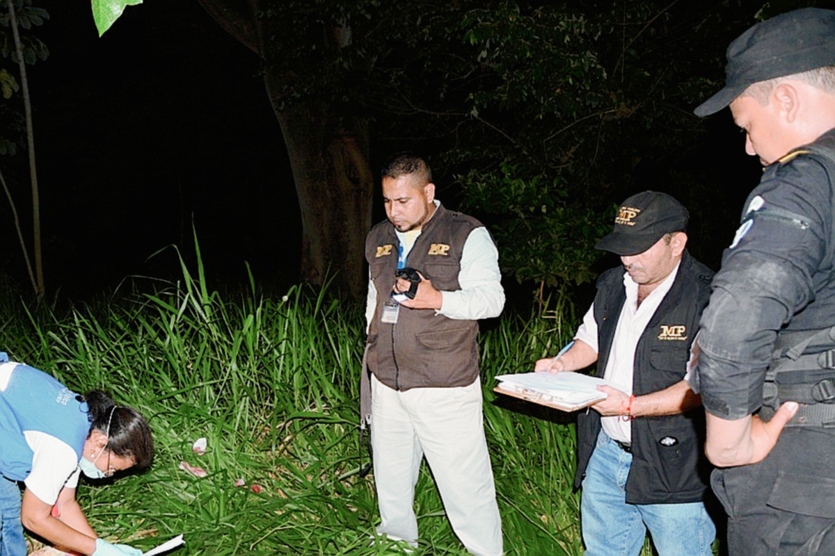 Peritos del  MP reúnen  evidencias en el lugar donde murió el alcalde comunitario, Hernán Ipiña, en la aldea Santa María, Gualán, Zacapa. (Foto Prensa Libre: Víctor Gómez)