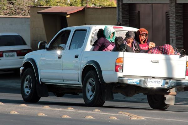 Vecinos de Cabricán y Huitán, Quetzaltenango, utilizan picops para  llegar a su destino, por paro de transportistas. (Foto Prensa Libre:  Carlos Ventura)
