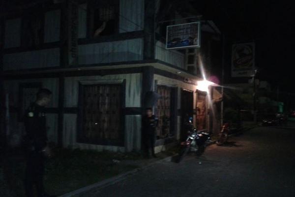 Ataque armado se registró en un restaurante de Champerico, Retalhuleu (Foto Prensa Libre: ROLANDO MIRANDA).