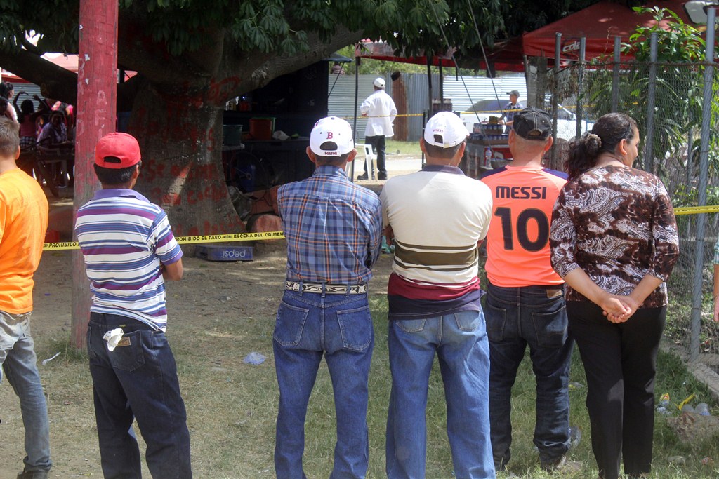 Curiosos observan el cadáver de Guilmar Antonio Vásquez Méndez, quien murió baleado en San Pedro Pinula, Jalapa. (Foto Prensa Libre: Hugo Oliva)