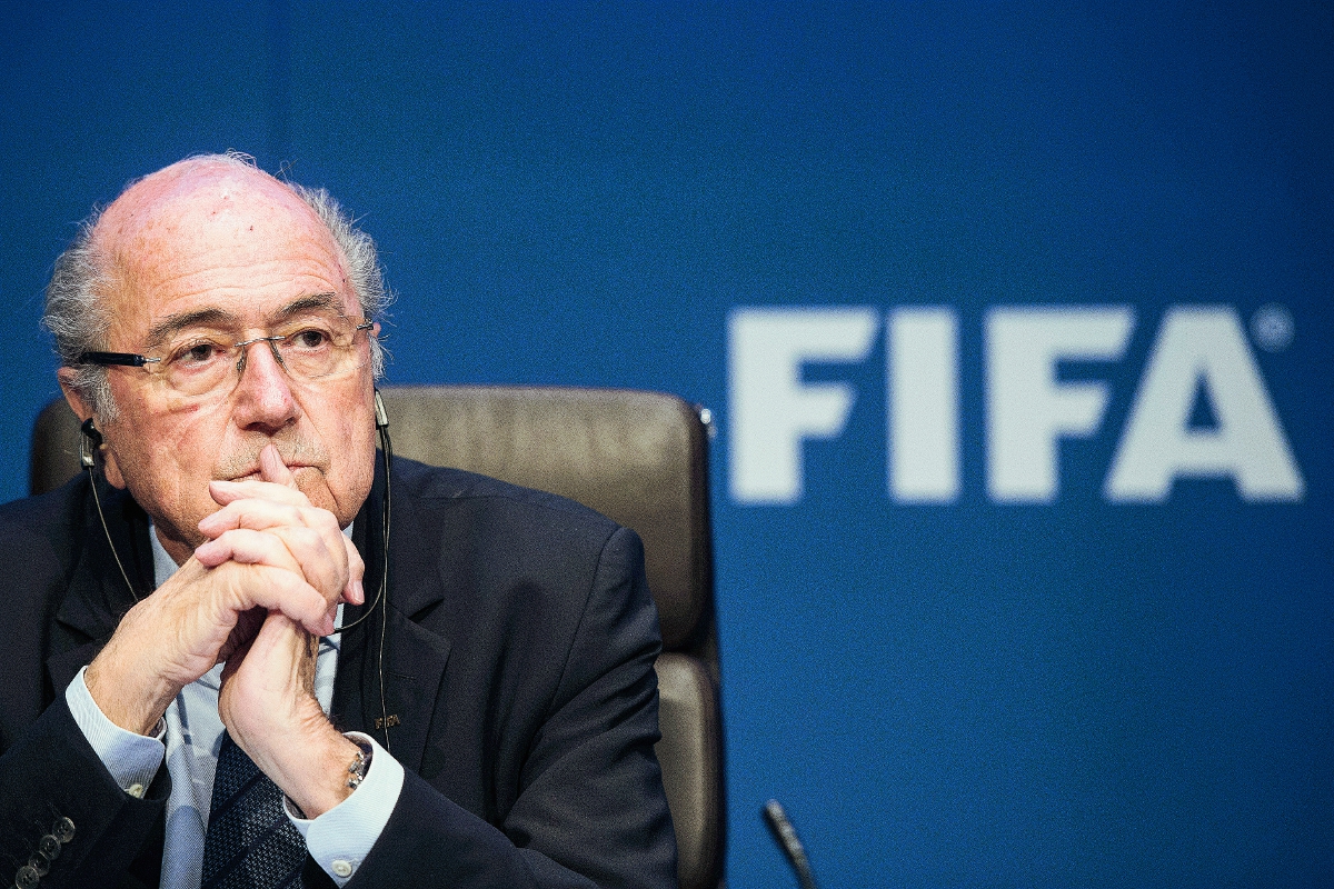 Blatter y la FIFA atraviesan un momento delicado por supuestos actos de corrupción. (Foto Prensa Libre: AP)