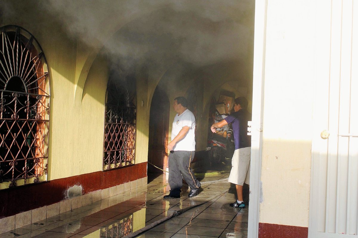 Bomberos controlan incendio en la cabecera de Jalapa. (Foto Prensa Libre: Hugo Oliva)