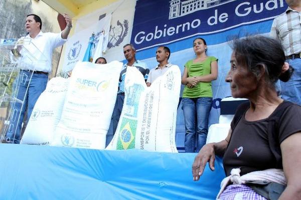 Familias de Champerico fueron beneficiadas con entrega de alimentos por parte del Gobierno. (Foto Prensa Libre: Rolando Miranda)<br _mce_bogus="1"/>