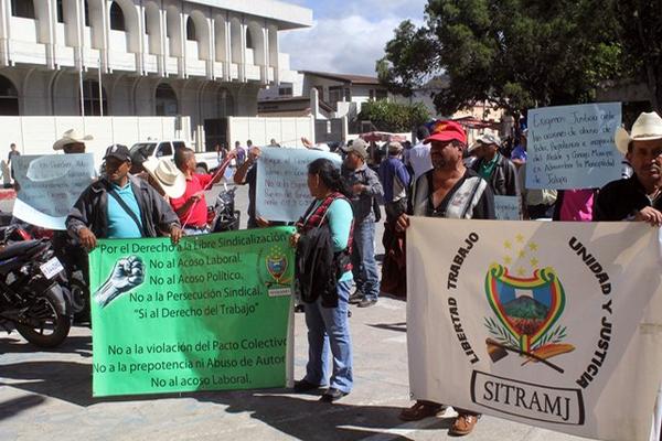Los despidos en la comuna de Jalapa generan inconformidad. (Foto Prensa Libre: Hugo Oliva).