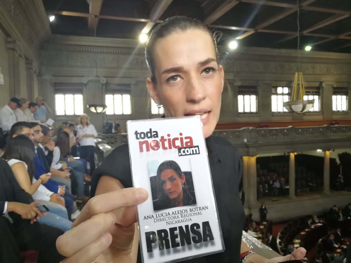 La abogada Ana Lucía Alejos ingresó al Congreso utilizando un carné de Prensa del medio TodaNoticia.com.  Según ella, es directora regional para Nicaragua.