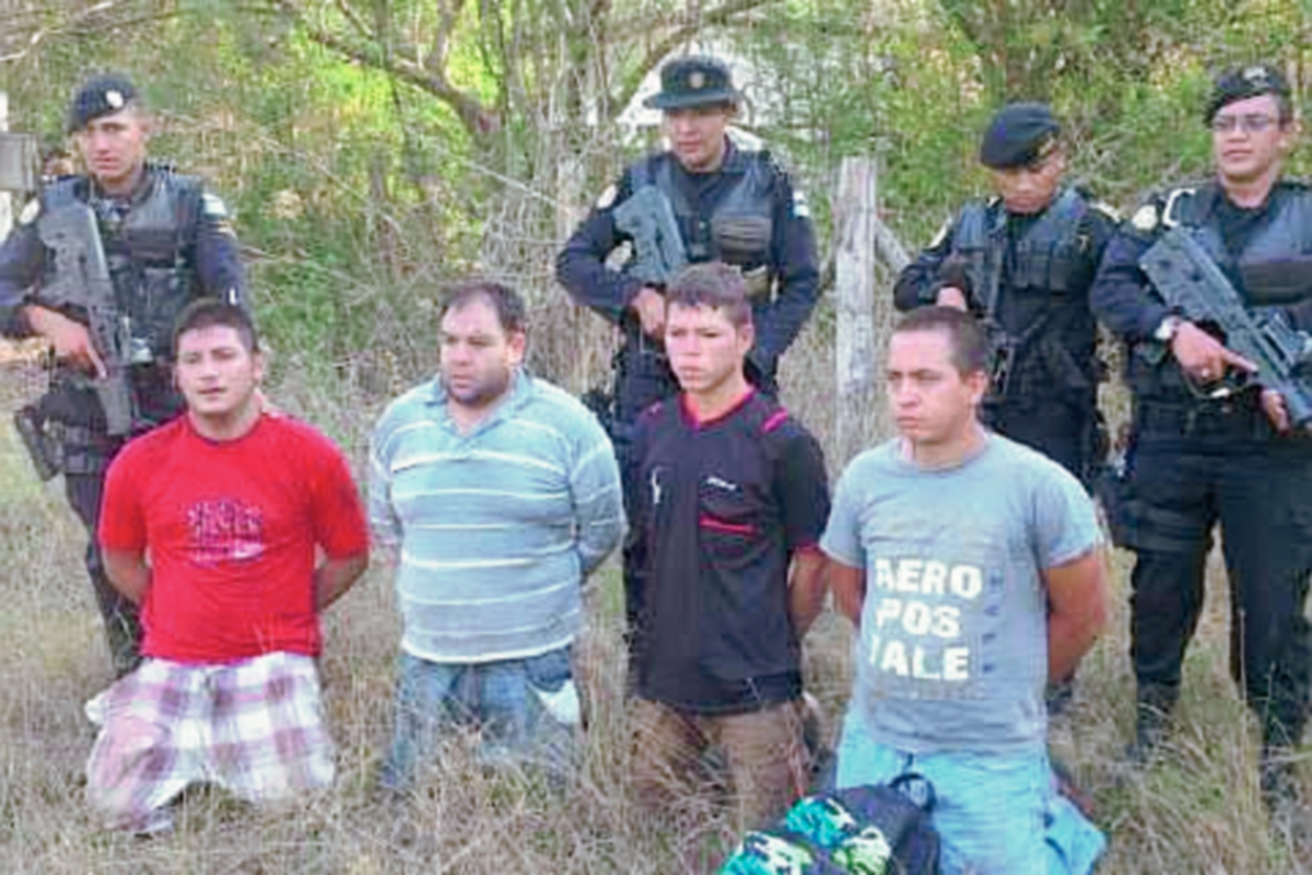Cuatro hombres fueron capturados en San José La Máquina, Suchitepéquez, en un laboratorio clandestino hallado por la PNC. (Foto Prensa Libre: PNC)