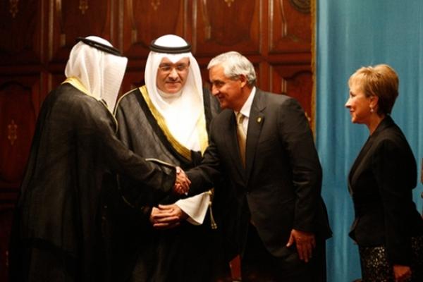 Presidente Pérez Molina estrecha la mano del embajador de Kuwait. (Foto cortesía de la Scspr)