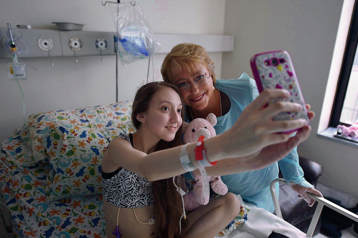 Valentina Maureira se toma una fotografía con la presidenta chilena, Michelle Bachelet, en el hospital. (Foto Prensa Libre:AP)