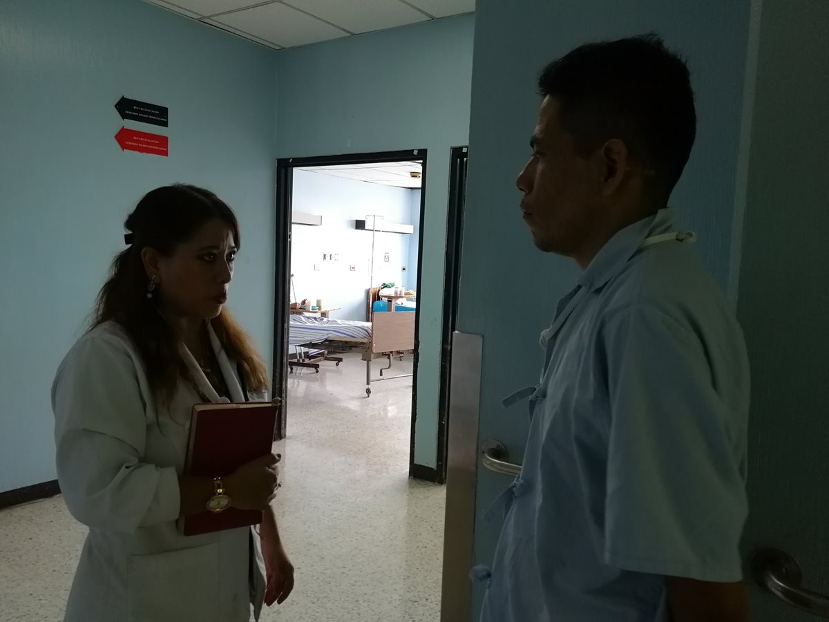 En los pasillos del Hospital General San Juan de Dios, algunos pacientes abandonados pasan el tiempo. (Foto Prensa Libre: César Pérez Marroquín)