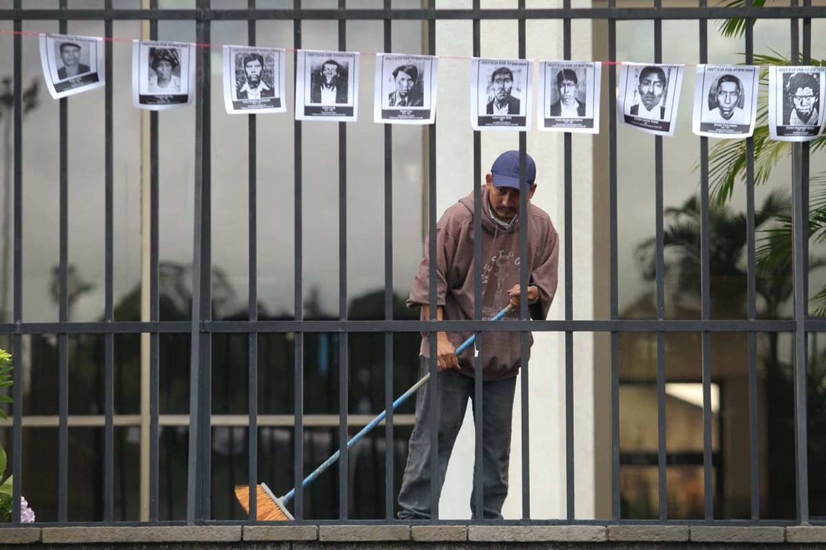 Los rostros de las víctimas del conflicto armado interno fueron colocados en los barandales de la Corte. (Foto Prensa Libre: Érick Ávila)