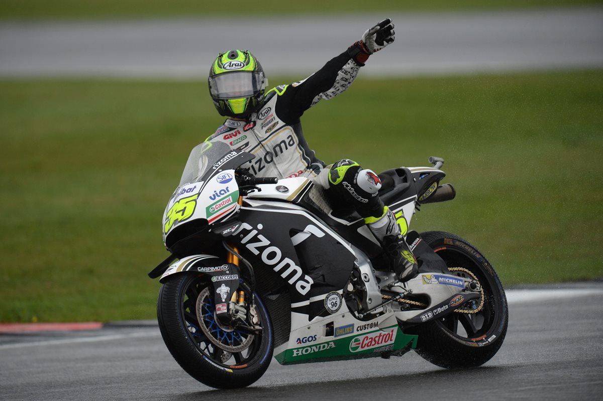 Cal Crutchlow festeja al imponerse en la Pole del GP de Gran Bretaña. (Foto Prensa Libre: AFP)