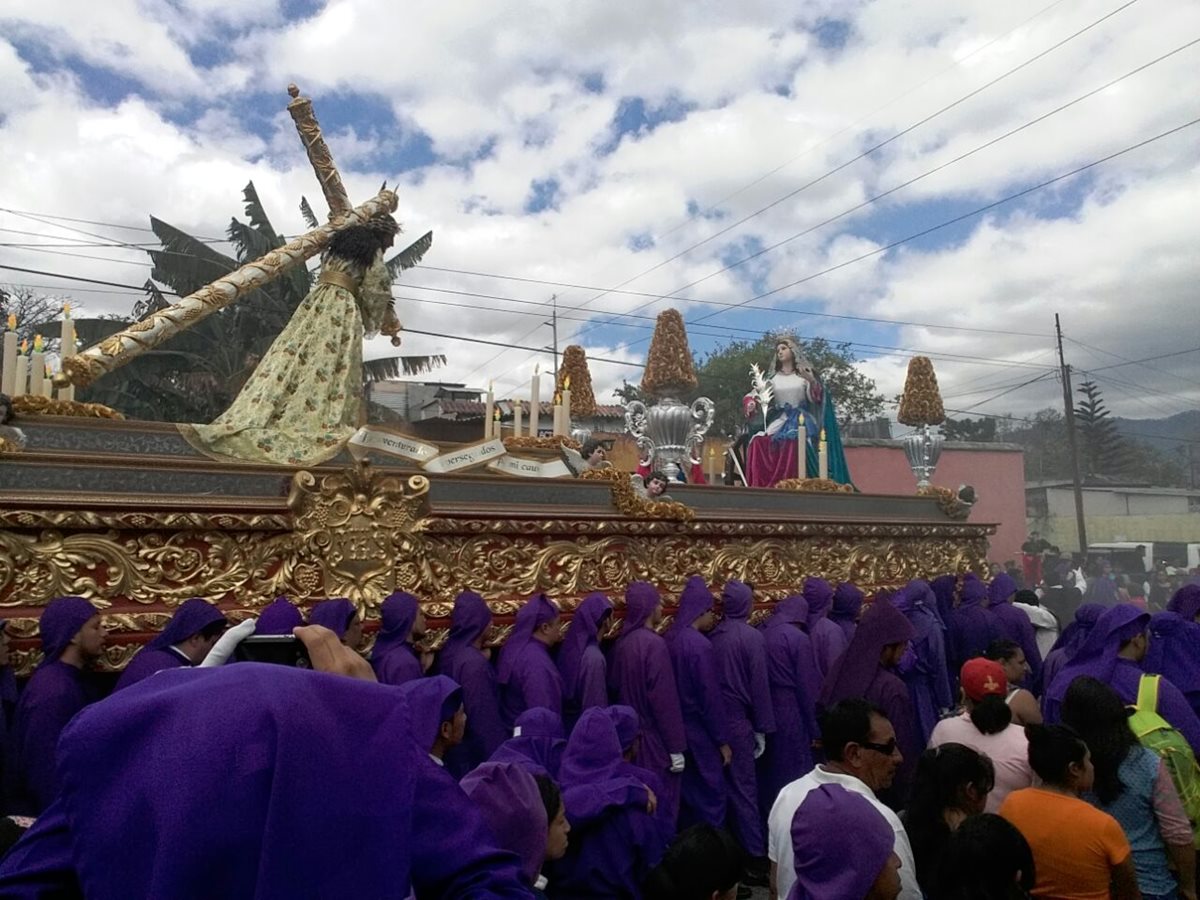 La procesión de Jesús Nazareno, de la Iglesia de Santa Catarina Bobadilla, Antigua Guatemala, Sacatepéquez, recorre las calles de la ciudad Colonial. (Foto Prensa Libre: Renato Melgar)