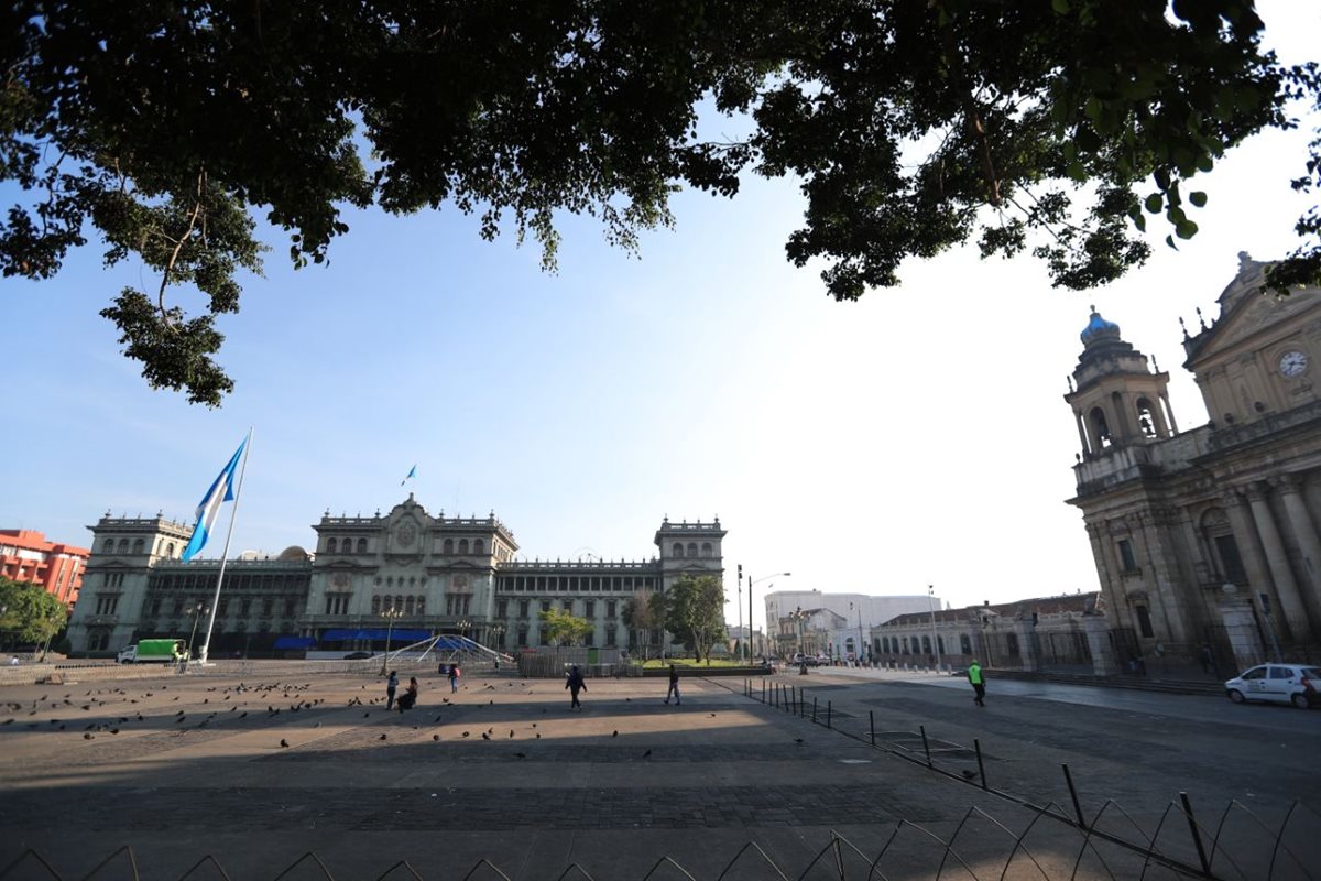 Plaza de la Constitución desocupada. Los maestros se retiraron el viernes por la noche. (Foto Prensa Libre: Carlos Hernández)