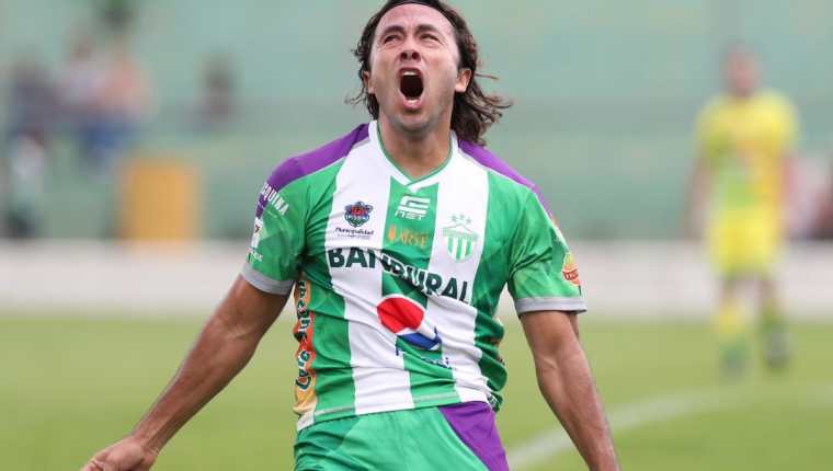 Agustín Herrera grita eufórico después de anotar el tercer tanto en la victoria de los coloniales contra Guastatoya. (Foto Prensa Libre: Edwin Fajardo)