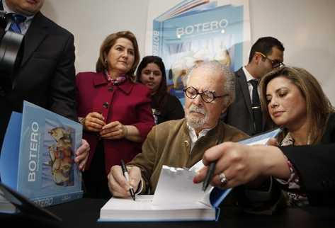 El colombiano Fernando Botero firma su libro de pinturas  Circus: Paintings and Works on Paper.