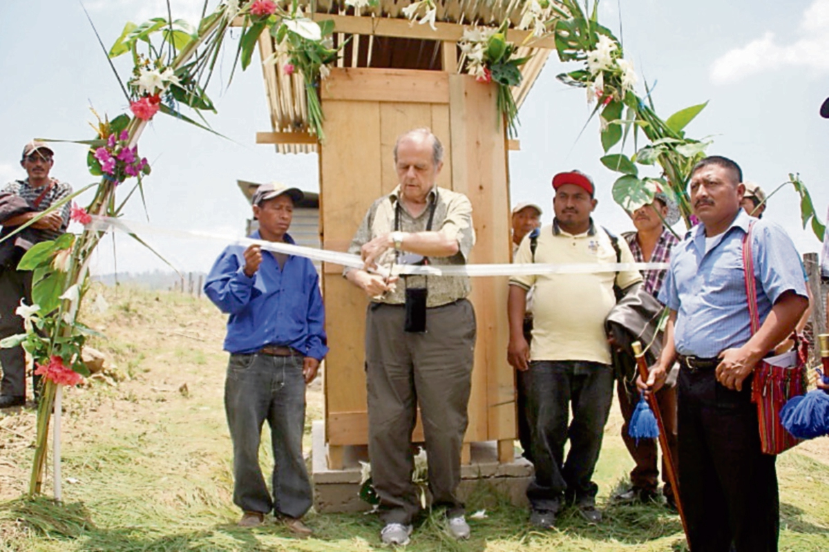 Pierre Williman  inaugura  programa de letrinización en aldea Sacpic, Santa Bárbara, Huehuetenango. (Foto Prensa Libre:  Mike Castillo)