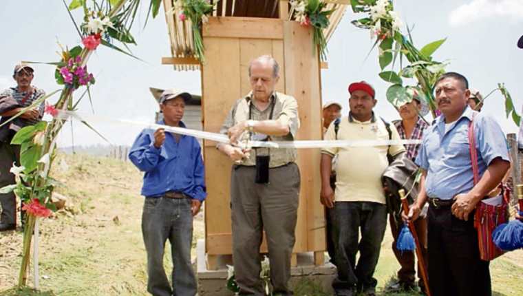 Pierre Williman  inaugura  programa de letrinización en aldea Sacpic, Santa Bárbara, Huehuetenango. (Foto Prensa Libre:  Mike Castillo)