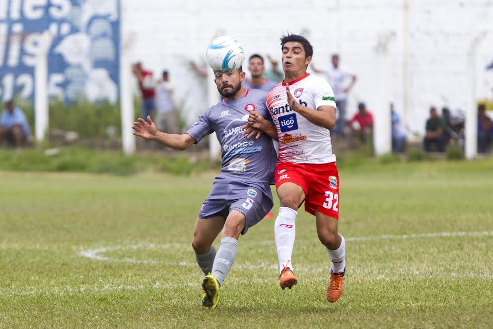 Mictlán y Carchá dieron un espectáculo en el estadio Asunción. (Foto Prensa Libre: Norvin Mendoza)