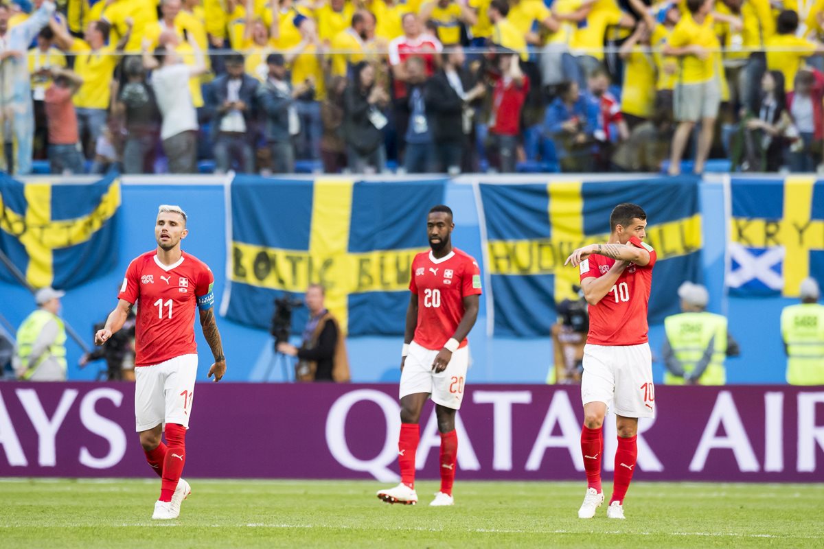 Los jugadores de la Selección de Suiza muestran su tristeza al quedar eliminados de Rusia 2018. (Foto Prensa Libre: EFE)