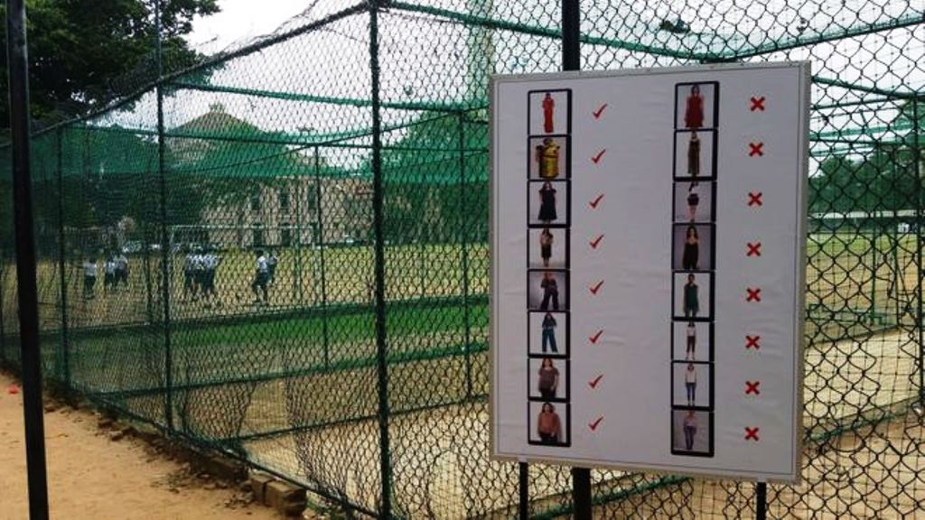 Cuando un alumno del St Joseph, un colegio de élite sólo para varones de Colombo, compartió la foto del cartel a la entrada del centro provocó un acalorado debate en las redes sociales. (SMRITI DANIEL)