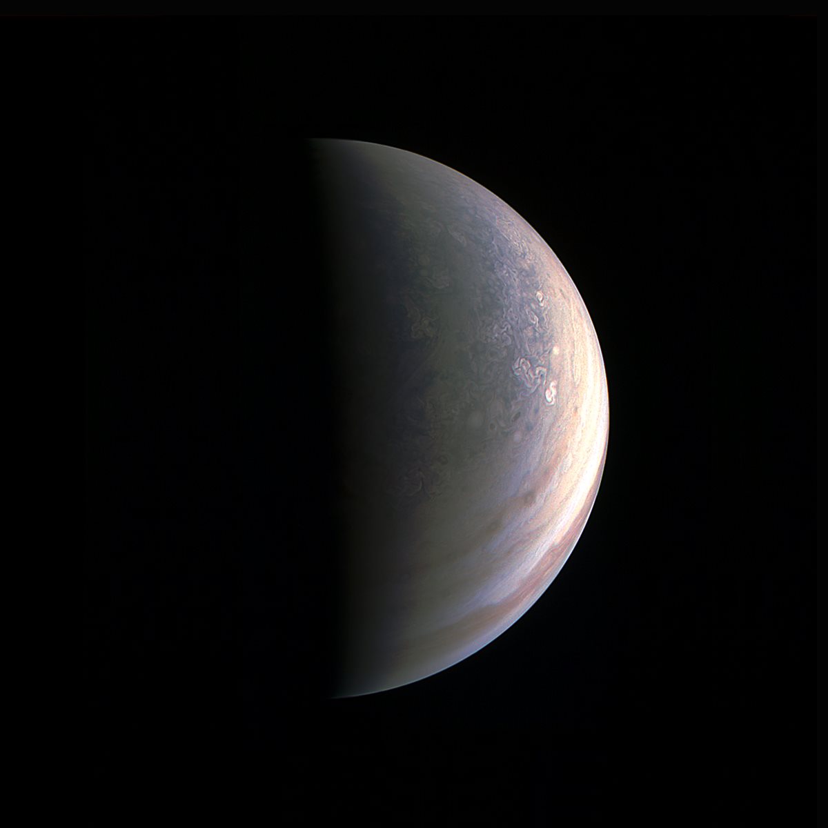 La imagen de la Nasa muestra la región polar norte de Júpiter, tomada por la nave espacial Juno a 195 mil kilómetros de distancia del planeta. (Foto Prensa Libre: AP).