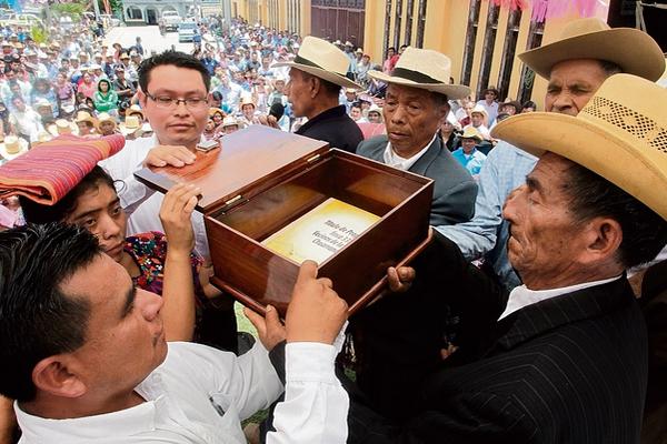 El Consejo de Ancianos de Chuarrancho recibe públicamente el título de propiedad. (Foto Prensa Libre: Paulo Raquec)