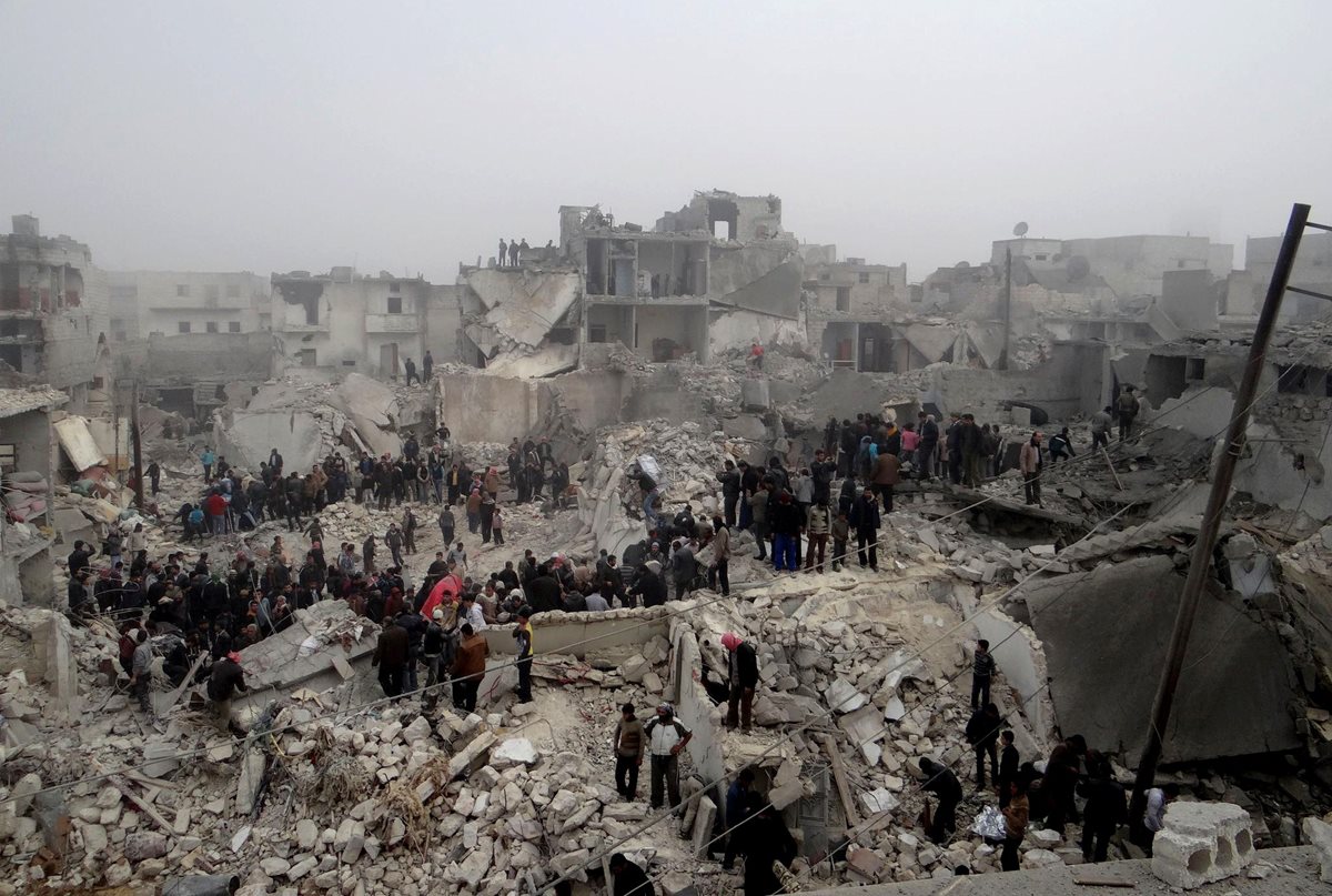 Destrucción en la ciudad de Aleppo el 19 de febrero de 2013 tras el impacto de un misil, y donde murieron 19 personas. (Foto: AFP)