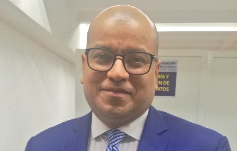 Carlos Echeverría fue uno de los primeros que presentó su expediente para contralor general de Cuentas. (Foto Prensa Libre: Guatemala Visible)