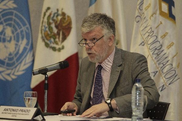 Antonio Prado afirma que la pobreza está resurgiendo en la región latinoamericana. (Foto Prensa Libre: Álvaro Interiano)