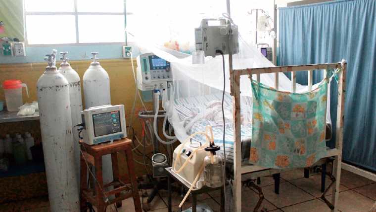 Planta de  energía mantiene máquina que ayuda a respirar a un recién nacido en el Hospital Regional de Coatepeque, donde los cortes  son constantes. (Foto Prensa Libre: Alexánder Coyoy)