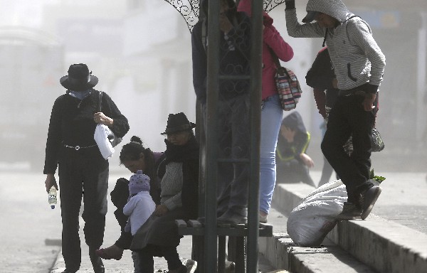 <span class="hps">Los residentes</span> <span class="hps">se </span><span class="hps">protegen de</span> <span class="hps">la lluvia</span> <span class="hps">constante de</span> <span class="hps">ceniza volcánica</span> <span class="hps">lanzada</span> <span class="hps">por el volcán</span> <span class="hps">Tungurahua</span>. (Foto Prensa Libre: AP)
